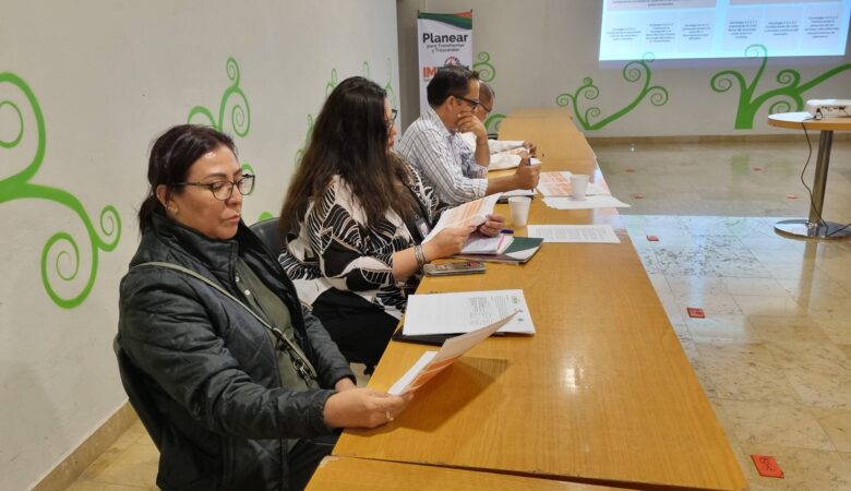 Mesas de trabajo con funcionarios